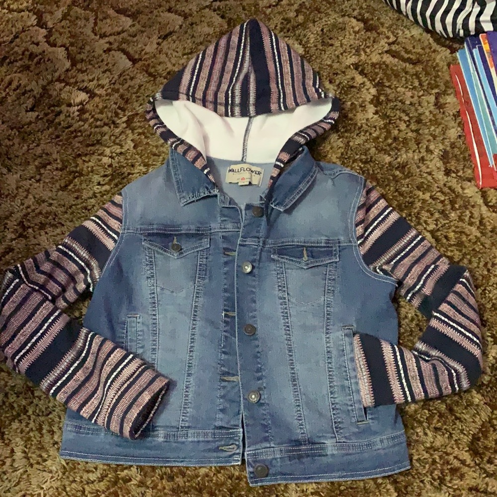 Juniors denim jacket with hood and sleeve print